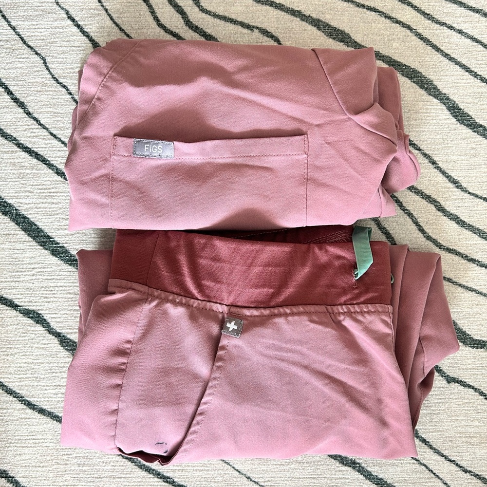 FIGS- Women's Scrub Whole Set (top and pants) size small